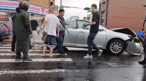 台南街頭警匪追逐!詐騙車手見同夥被逮驅車逃 對撞偵防車落網