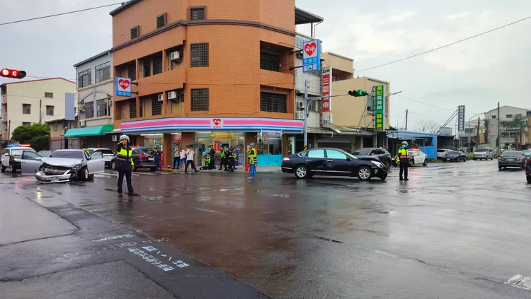 白河警分局偵辦詐騙案，車手到當地取款，發現警方後落跑，跟偵防中撞個正著，全部落網。民眾提供