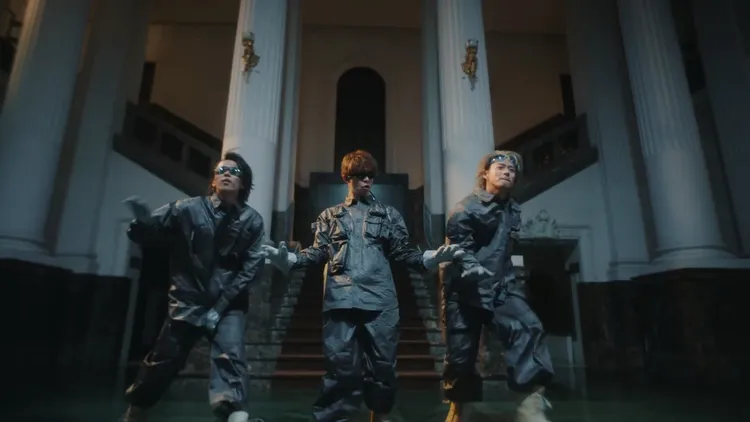 神宮寺勇太（左起）、岸優太、平野紫耀在國立臺灣博物館熱舞。翻攝Number_i OFFICIAL YT