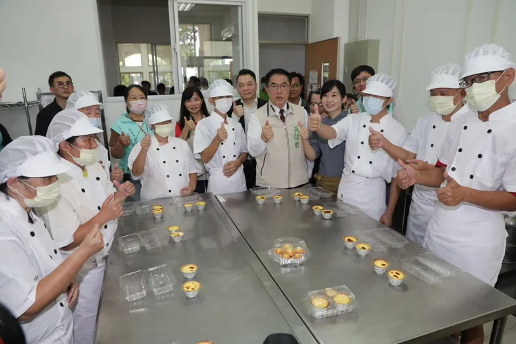 台南市長黃偉哲參觀衛生局進駐的身心障礙者服務中心。台南市政府提供