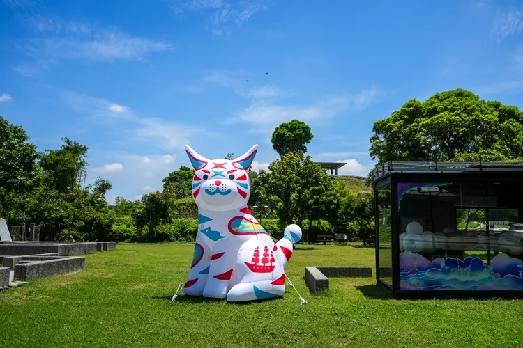 巨大化「巷仔Niau」共在台南全市8處景點出沒，凸顯貓是大航海時代商船上捕鼠的重要夥伴，巷子則有在地、深入的意涵。圖為在水交社文化園區出現的巷仔Niau。田欣雲攝影