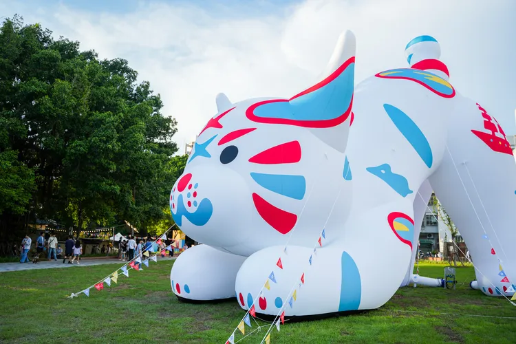 321巷藝術聚落的巷仔Niau高達10公尺，是唯一一隻採趴姿造型的巷仔Niau。田欣雲攝影