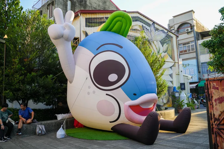 藍晒圖現場巨大化充氣偶不只有巷仔Niau，連台南市吉祥物魚頭君都現身園區內。田欣雲攝影