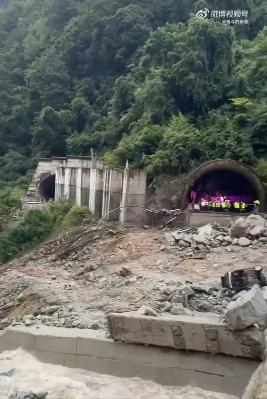 救難人員趕抵現場。翻攝自微博