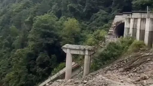 土石流沖垮橋梁!四川雅康公路3車6人墜落