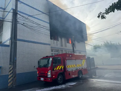 桃園印刷工廠大火 黑煙竄天!實驗室燒毀大量印刷、油墨品