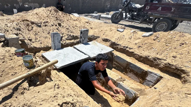 在死亡人數已高達4萬人情況下，一名巴勒斯坦男子仍為死去的人們建造墳墓。路透社