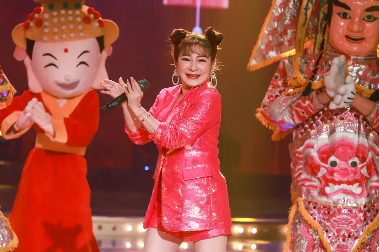 王彩樺表演招牌歌曲《保庇》。民視提供