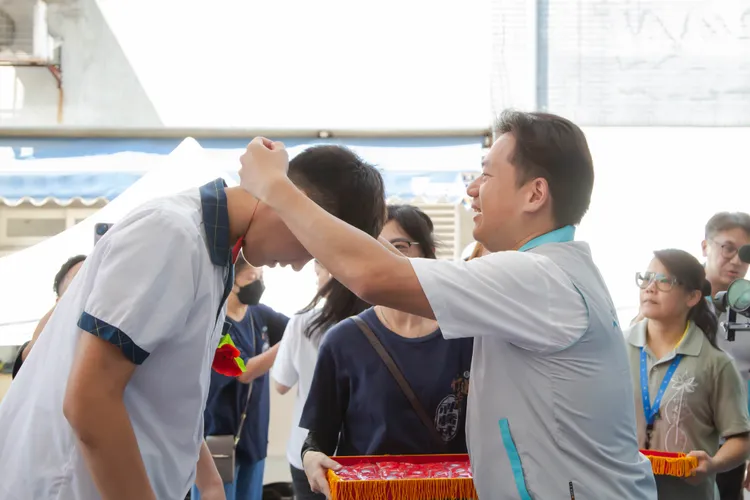 邱臣遠為參加成年禮的學子祈福。新竹市府提供