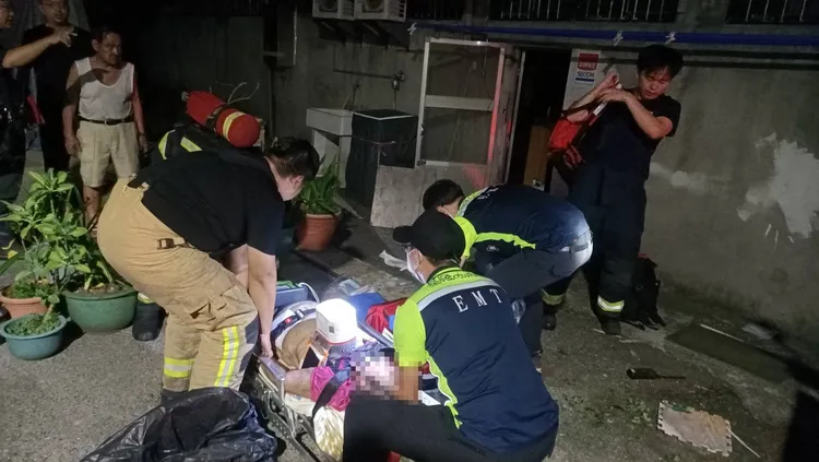 屋主的妻子受困火場中，脫困時已無呼吸心跳。翻攝照片