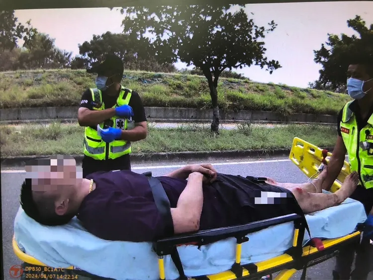 黃男被警消送醫，對於自己一連串離奇的行為，只說是「過於緊張」。民眾提供