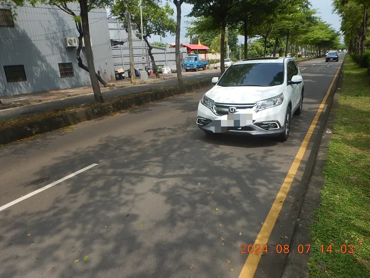 黃男肇事後將自己的白色轎車停在快車道，人往方向狂奔。民眾提供