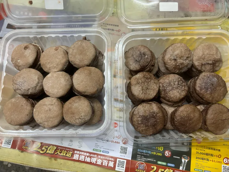 超商冷凍取貨後，出現一盒正常（左）、一盒卻損壞（右）。讀者提供