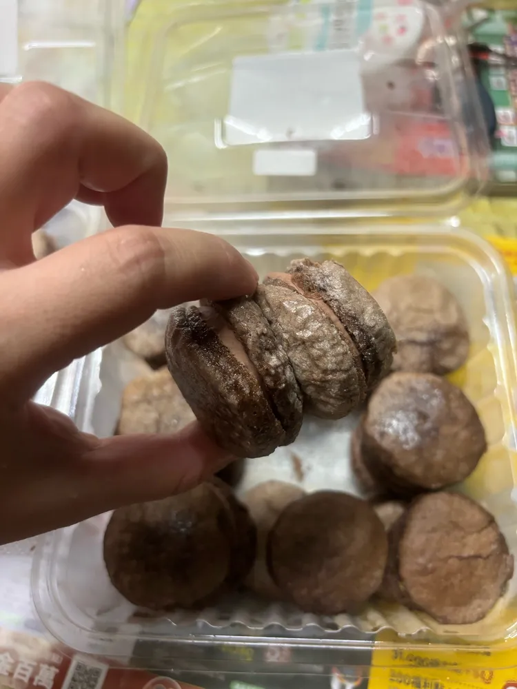 疑似配送過程中失溫，導致多個甜點完全黏在一起。讀者提供