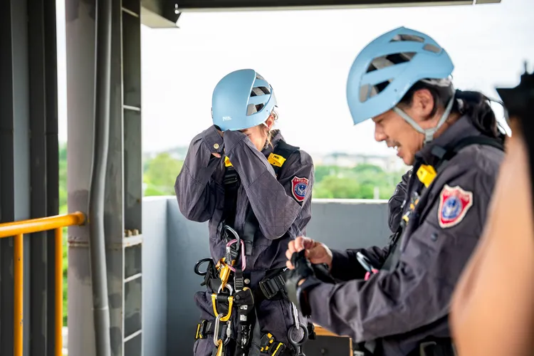 乱彈阿翔（右）體驗救援練習卻癱軟。八大提供