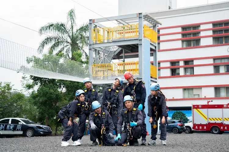 大元（左起）、張立東、乱彈阿翔、莎莎、姚元浩、郭泓志、鬼鬼到台南新化消防訓練中心，體驗垂降、救援練習。八大提供