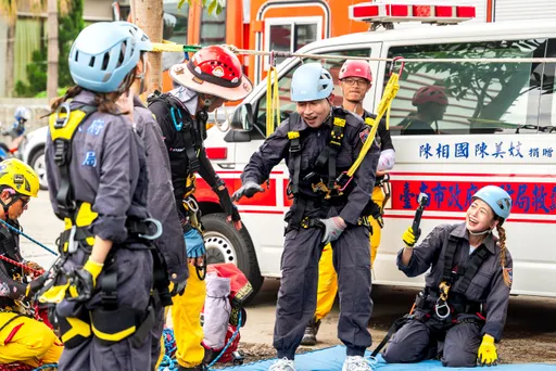乱弹阿翔体验消防训练 救援大元先瘫软