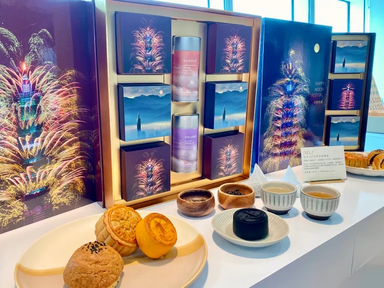 今年101月餅推出經典款與典藏款兩種選擇。莊偉祺攝