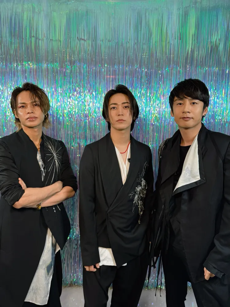 中丸雄一（右）因酒店密會女大生風波全面停工，「KAT-TUN」團體活動由上田龍也（左起）、龜梨和也撐場。翻攝KATTUN_0322 X