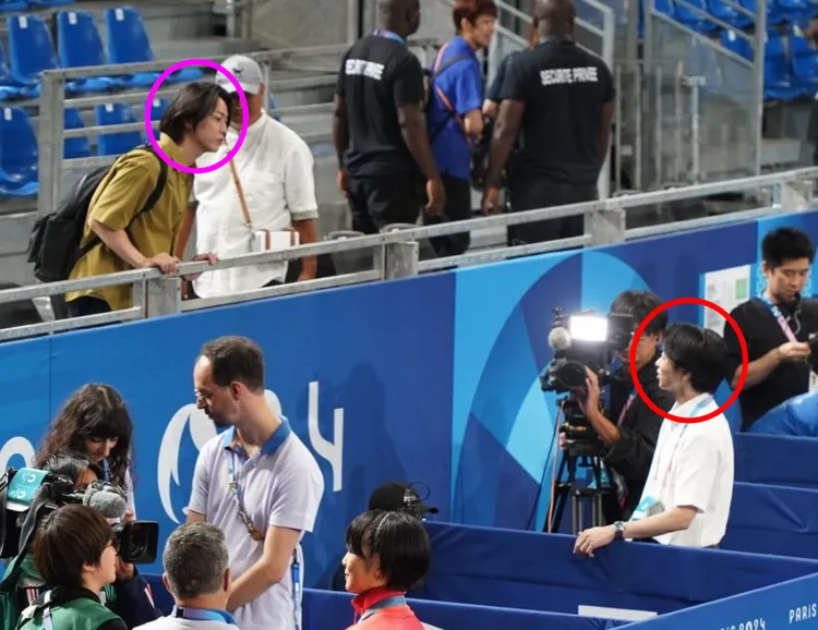 龜梨和也（粉紅圈處）與櫻井翔（紅圈處）在巴黎奧運會場巧遇，畫面被網友戲稱是羅密歐與茱麗葉。翻攝Soa1125a_os12 X