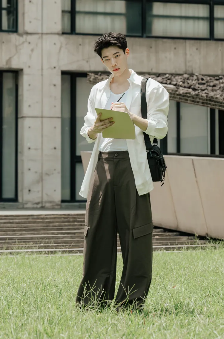 黃信赫在愛情喜劇《讓我看見你是誰》中飾演校草。CATCHPLAY+提供