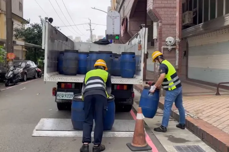 莊智淇(右)從事廚餘清運。環保局提供