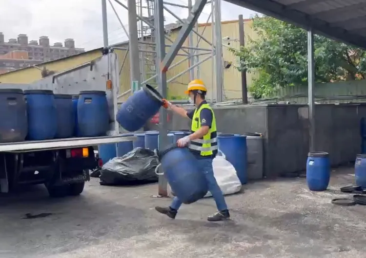 莊智淇目前在中壢清潔中隊擔任廚餘回收工作。環保局提供