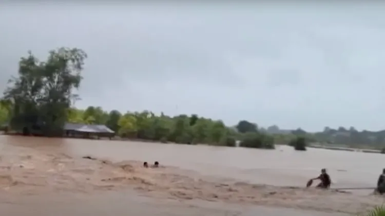 洪水氾濫下，泰國民眾用繩子渡河到安全區域。翻攝自Youtube@Wion