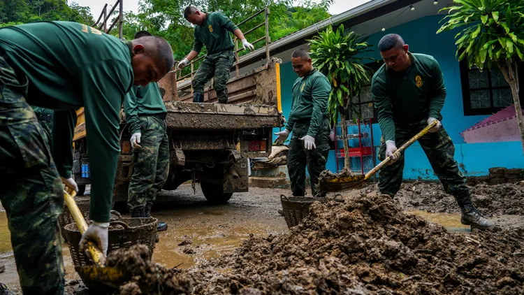 搜救人員在普吉島處理災情。路透社