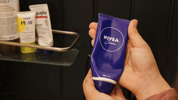 斯嘉麗展示在家中使用的妮維雅霜。美聯社