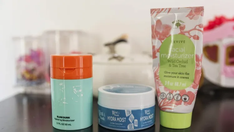 斯嘉麗使用的3款護膚產品，由左至右品牌分別為，Bubble、 West and Month、 Bolero。美聯社