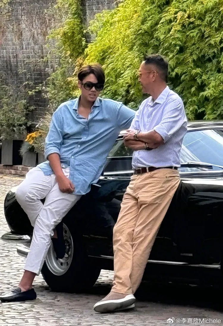 許晉亨（右）和兒子Jayden靠著車子閒聊。翻攝李嘉欣微博