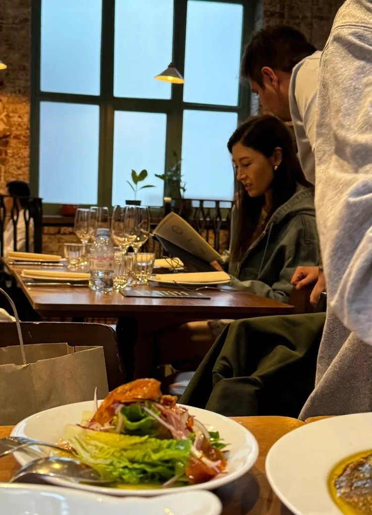 李嘉欣被目擊現身倫敦的米其林餐廳。翻攝小紅書