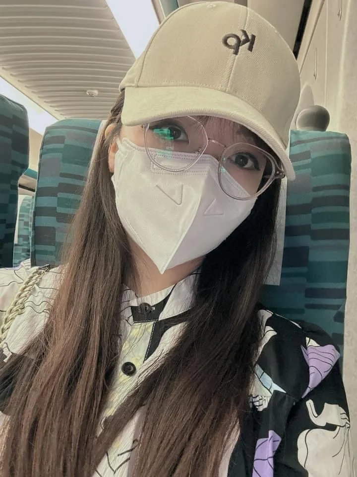 網紅張喬瑜氣哭3次宣布「退出民眾黨」。翻攝張喬瑜臉書