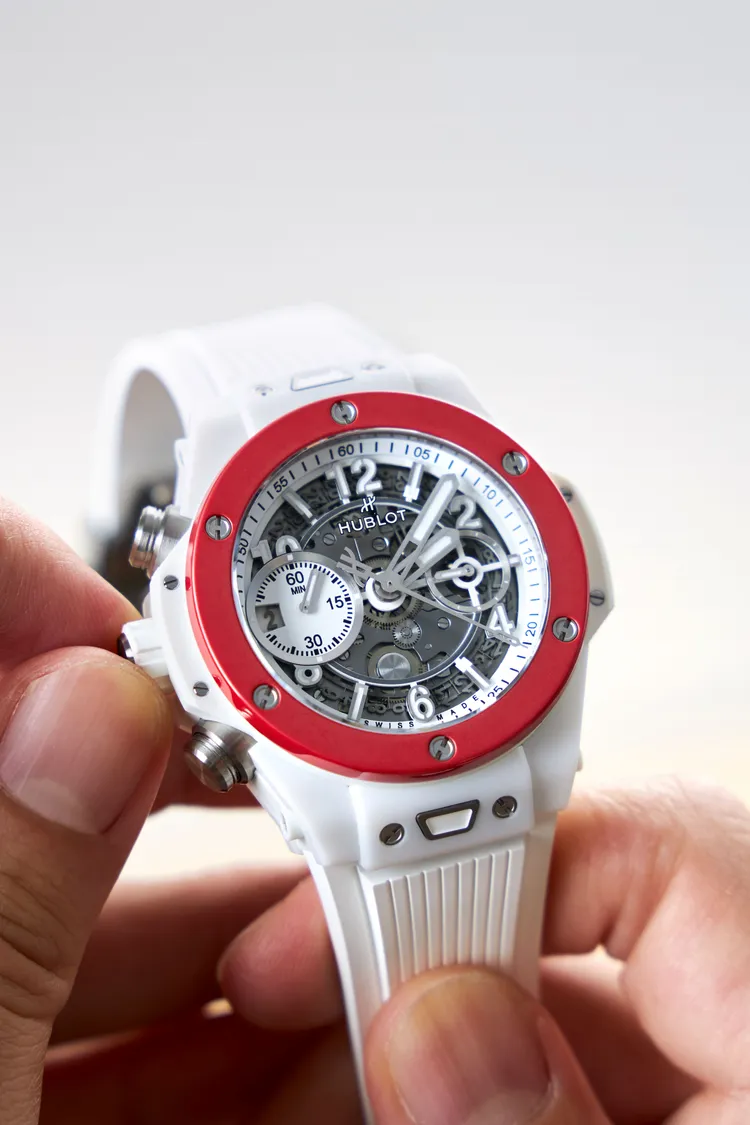 HUBLOT BIG BANG UNICO左冠陶瓷計時碼錶之佈局擁有特別的「翻轉」呈現。品牌提供