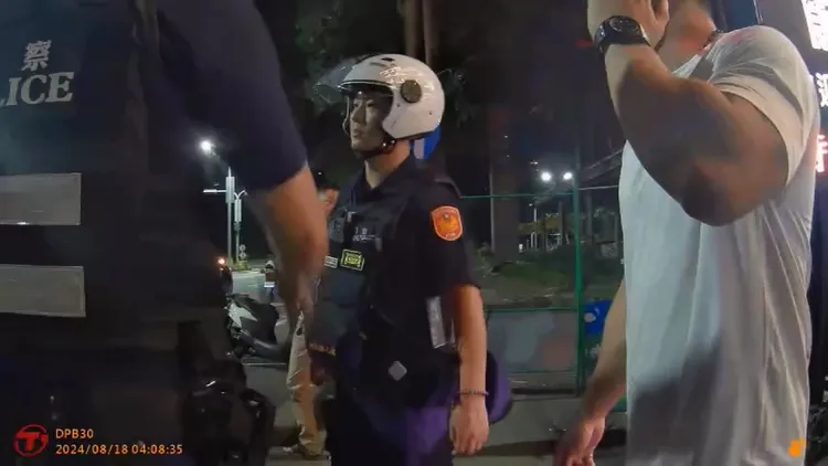 警方到場處理，卻沒人說得出打群架的原因。民眾提供