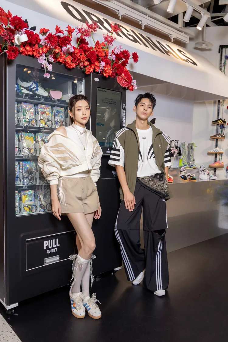 郭雪芙（左）、林柏宏（右）以一身RETRO STYLE造型現身。品牌提供