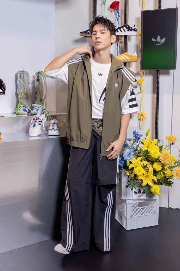 林柏宏穿著oversize背心、白色運動設計上衣搭配黑色三條線寬版長褲。品牌提供
