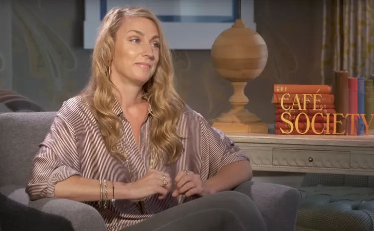 挪威女記者Kjersti Flaa一開始碰釘子後，全程表情都如坐針氈。