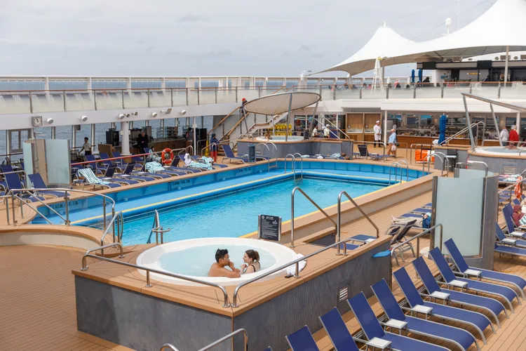 ▲位於12樓的泳池周圍有4個按摩浴缸。