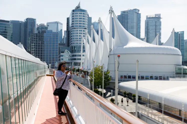 ▲有許多旅客回饋，入港出港時最喜歡在甲板上欣賞難得的景觀。
