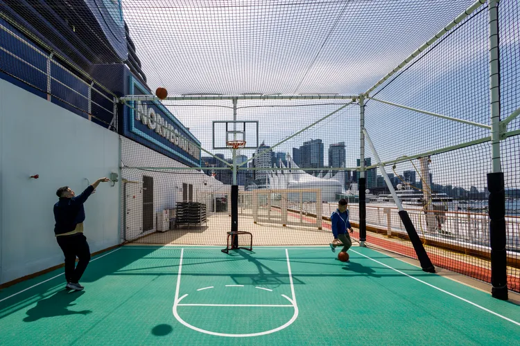 ▲習慣每天打球的人超怕手癢！這裡也貼心設置了有護網的籃球場，一旁還有小朋友也可以玩的高爾夫推竿活動。