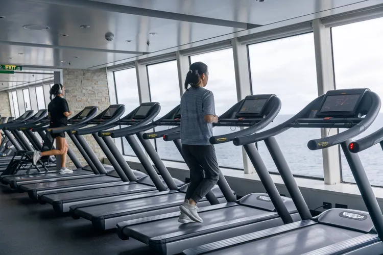 ▲12樓泳池進來就是健身房，機器數量很足夠不用擔心等器材。