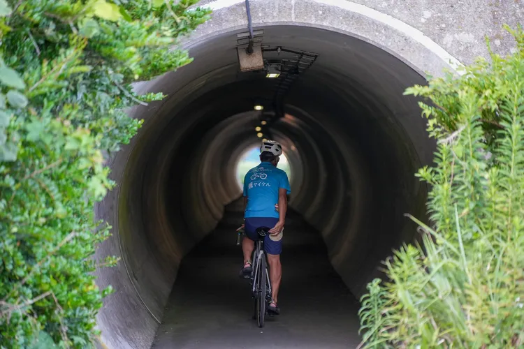 自行車道沿途景觀豐富，偶爾還須穿越涵洞。田欣雲攝影