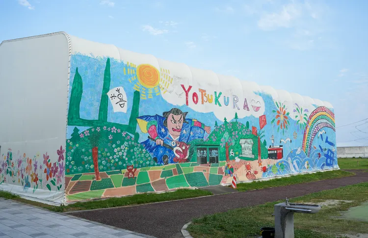 交流館內展示四倉町夏季傳統祭典「四倉睡魔」相關資料。田欣雲攝影