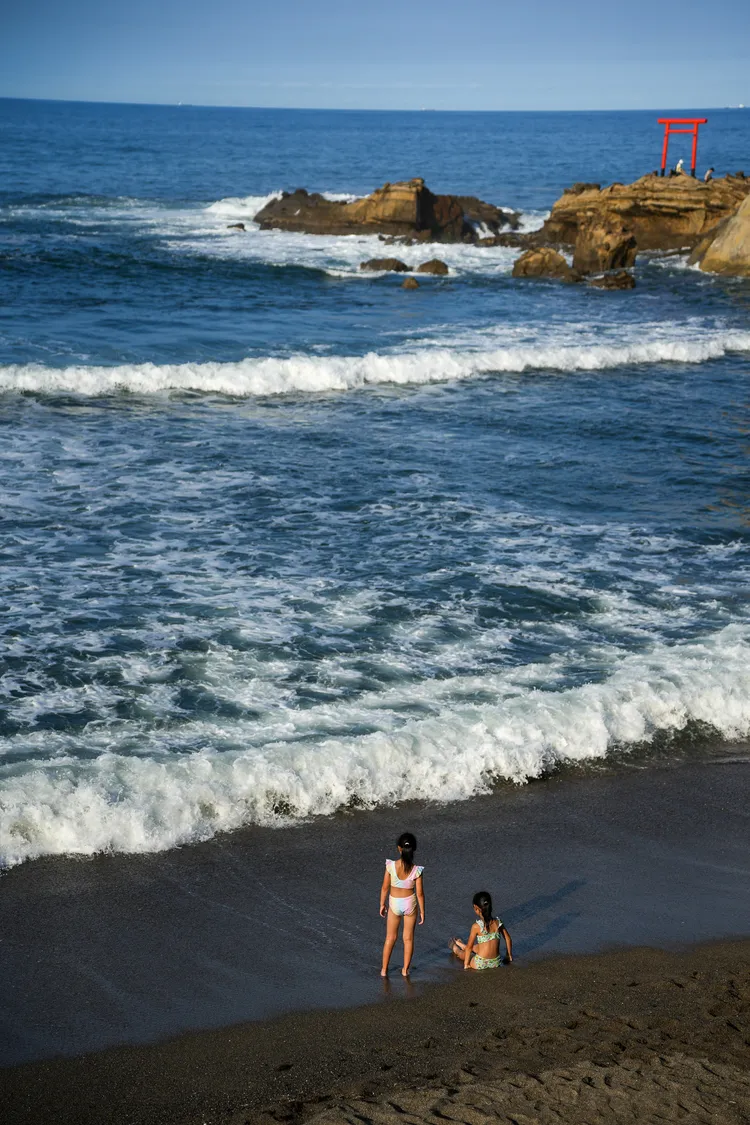 孩子們開心地在海邊戲水。田欣雲攝影