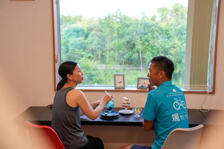 騎車熱了、累了、口渴了，不妨來SLOW DAYS Cafe喝杯飲料配可愛甜點。田欣雲攝影