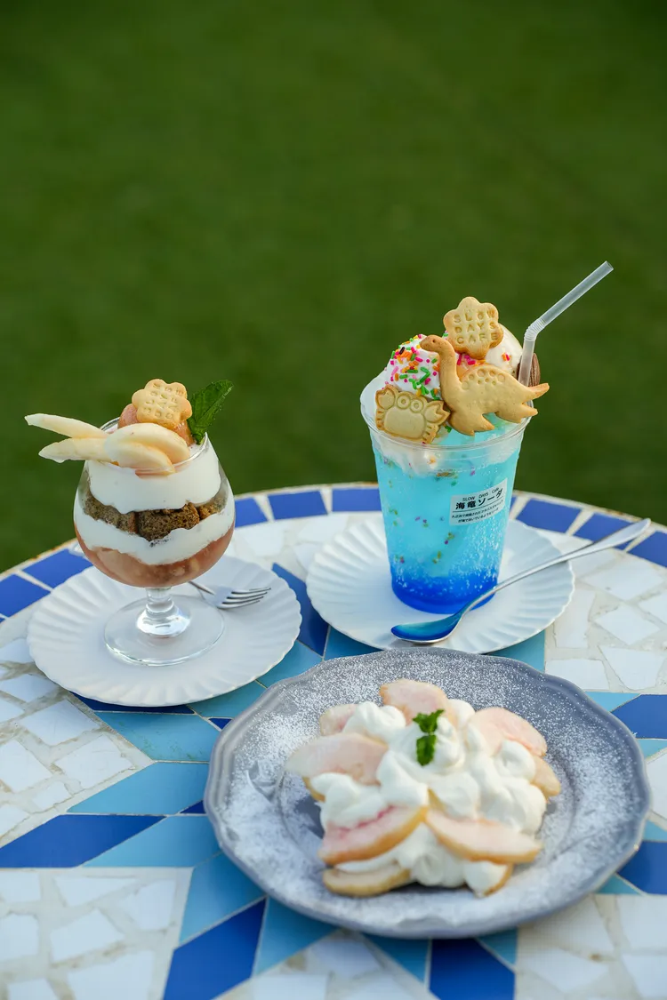 飲品、甜點上用來裝飾的造型小餅乾，恰恰符合磐城當地出土恐龍化石的背景。田欣雲攝影