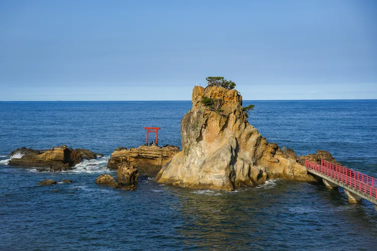 弁天島與海岸之間以朱漆橋相連。田欣雲攝影