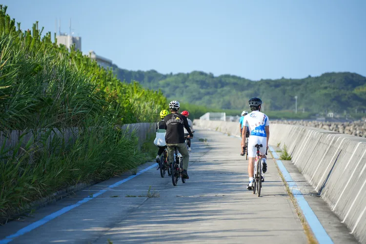磐城市在濱臨太平洋的海岸築起長堤，堤上規劃「磐城七濱海道」自行車道。田欣雲攝影